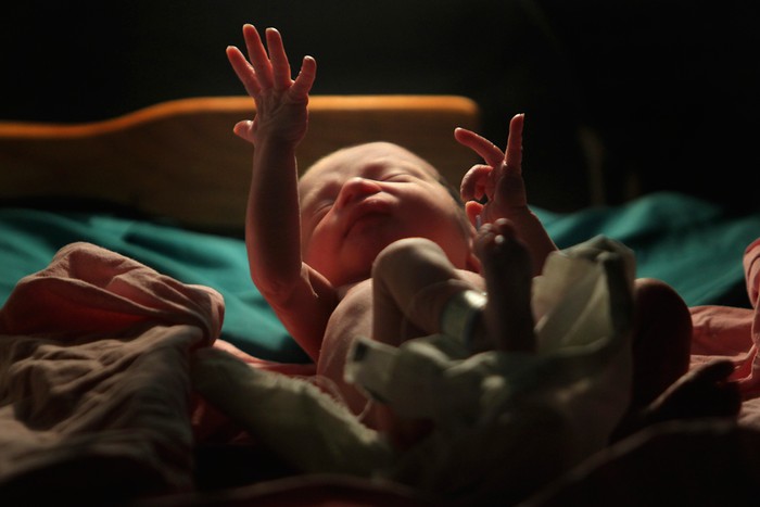 Một em bé người Honduras vừa được sinh ra tại bệnh viện Escuela ở Tegucigalpa. Mỗi năm có khoảng 200.000 em bé như vậy được sinh ra ở Honduras, chi phí cho một ca sinh ở tại quốc gia này rơi vào khoảng 10 USD.